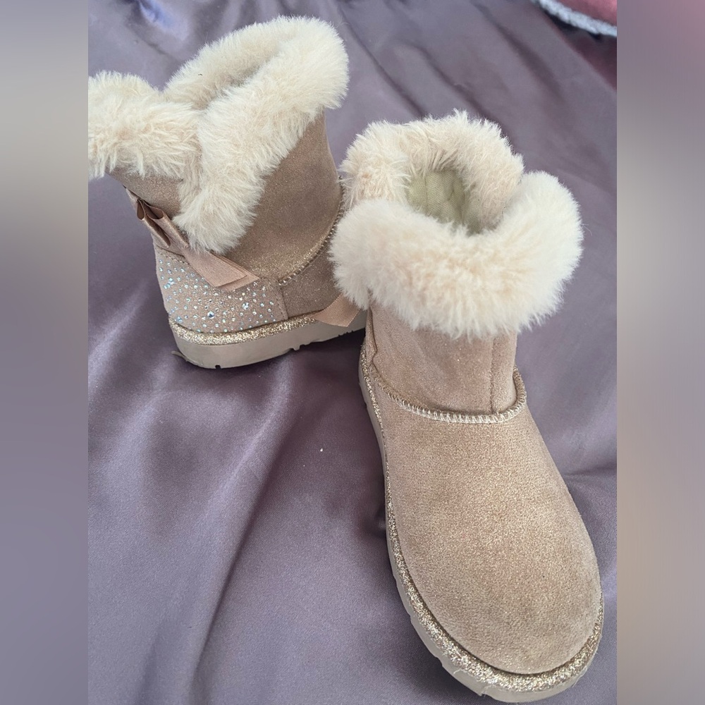 Size 8 Toddler girls soft faux fur boots with a hint of sparkle. Tan/golden-ish